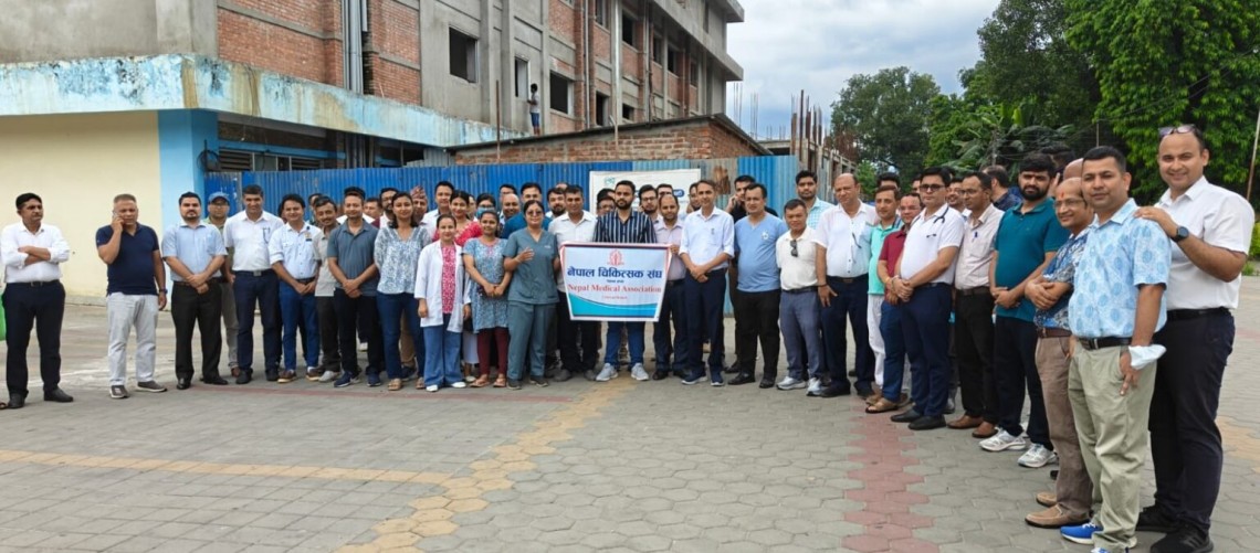 सङ्घको घोषणा अन्तर्गत भरतपुर अस्पतालमा चिकित्सकको धर्ना