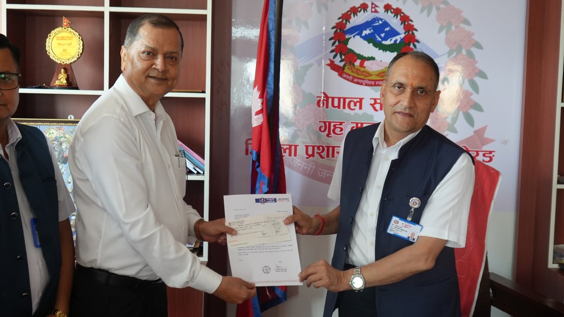 न्यूरो अस्पतालद्वारा बाढीपीडितका लागि २१ लाख रुपैयाँ सहयोग