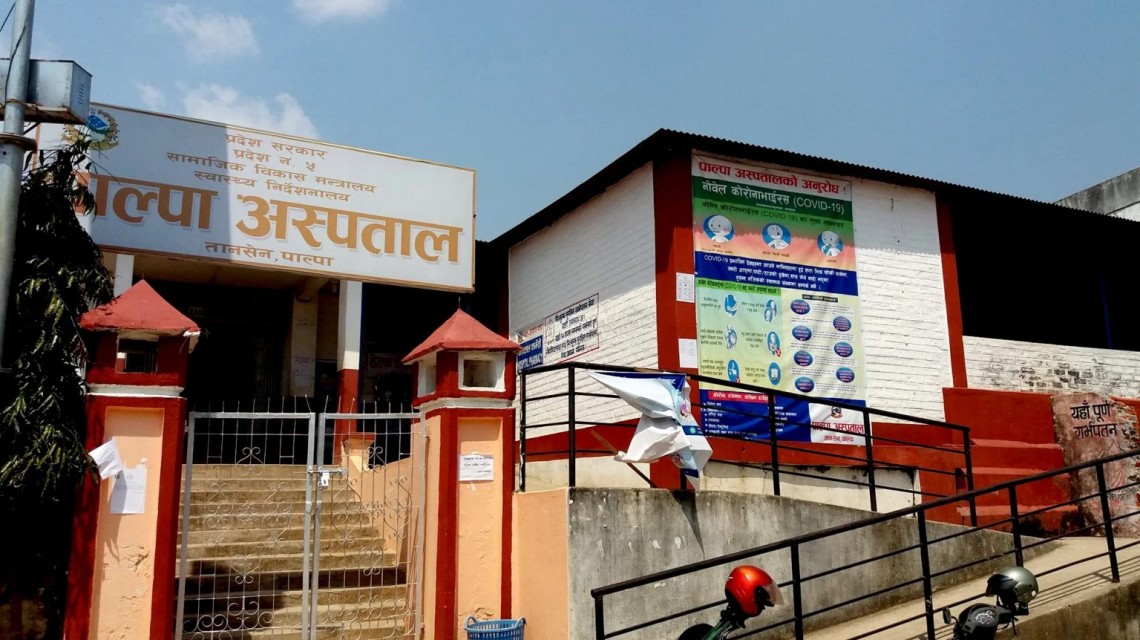 पाल्पाका अस्पतालमा स्वास्थ्य बीमा सिस्टम धिमा, बिरामी मारमा