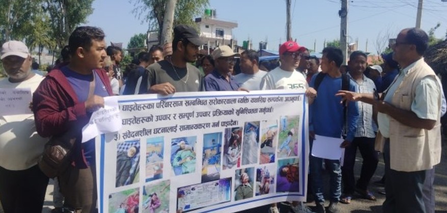 दुर्घटनाग्रस्त घाइतेको उपचार नहुँदा बर्दिबासमा बिपी राजमार्ग अवरुद्ध