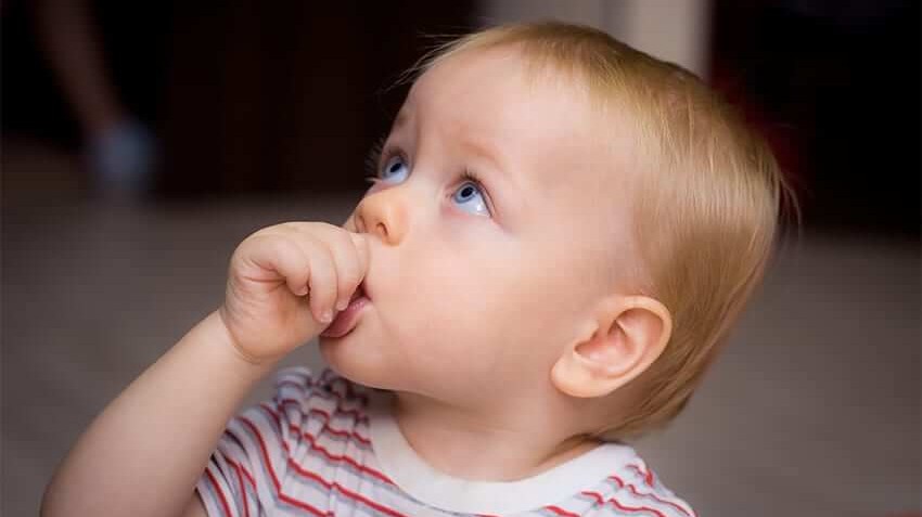 बच्चाहरुले औंला किन चुस्ने गर्छन् ? कसरि छुटाउने ?