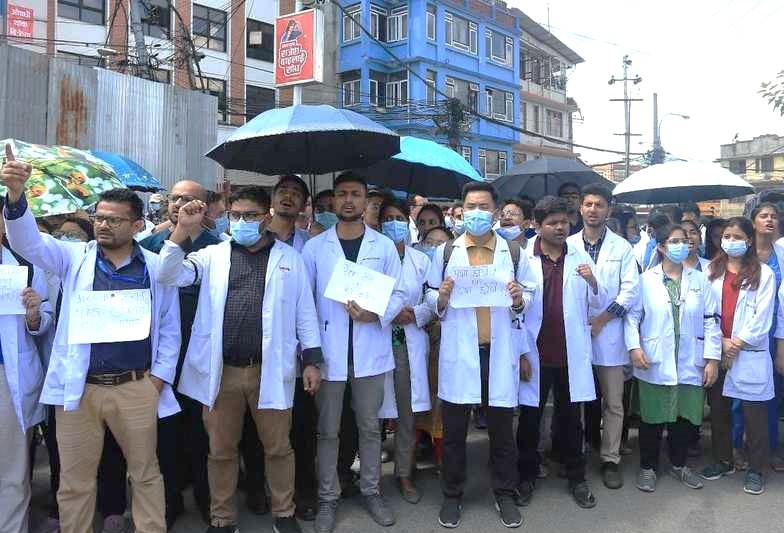 निजी मेडिकल कलेजमा पारिश्रमिक विवाद, आवासीय र इन्टर्न चिकित्सक आन्दोलनमा