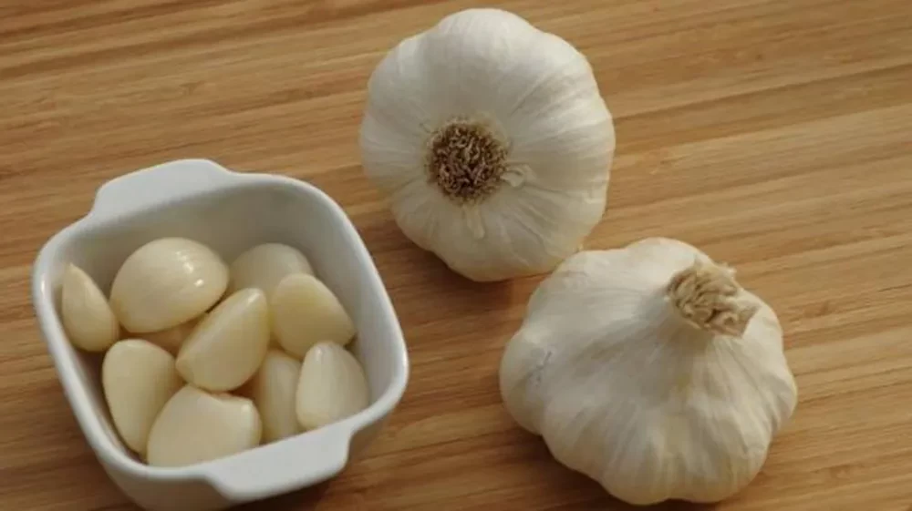 खाली पेटमा लसुनको एउटा टुक्रा - रोगको शत्रु, जीवनको मित्र!