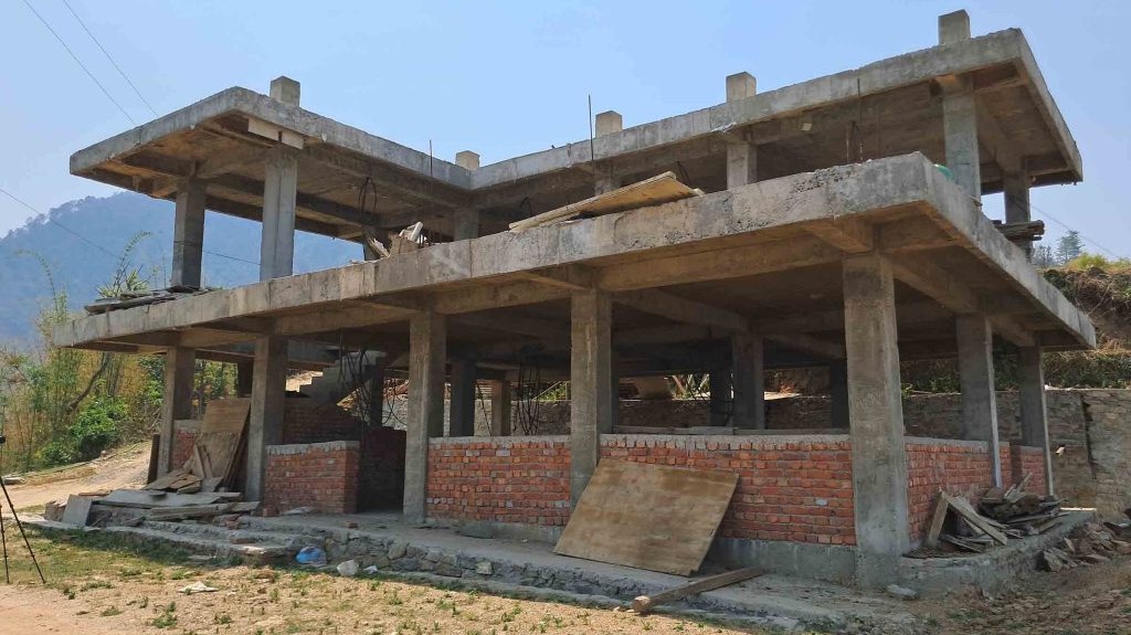 भवन अलपत्र पारेपछि स्वास्थ्य सेवा प्रभावित
