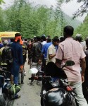 हलेसी दर्शन गरेर फर्किँदै गरेको गाडी दुर्घटना, एक को मृत्यु  तीन जना गम्भीर घाइते