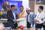 मृगौला प्रत्यारोपणपछि सगरमाथा आरोहण गरेका शेर्पा  स्वास्थ्य मन्त्री पौडेलद्वारा सम्मानित