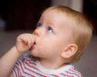 बच्चाहरुले औंला किन चुस्ने गर्छन् ? कसरि छुटाउने ?