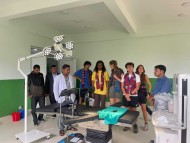फ्रान्सेली विद्यार्थीहरूद्वारा स्वास्थ्य उपकरण प्रदान