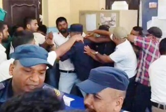 नारायणी अस्पताल घटनाः आक्रमणमा परेका चिकित्सकसहित ५ स्वास्थ्यकर्मी जिम्मेवारीबाट अलग