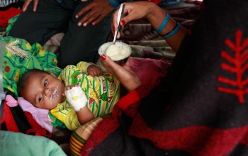 ६ महिना पछि बालबालिकालाई थप खाना खुवाउँदा यी कुरामा ध्यान दिऔं