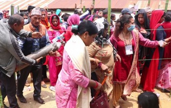 अक्सिजन सिलिण्डरसहित मतदान केन्द्रमा  सहभागी