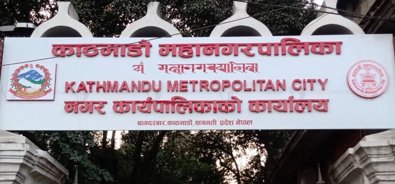 कामपाले दीर्घरोगका लागि औषधिको लागत सङ्कलन गर्दै