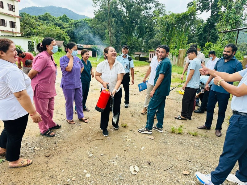 त्रिशूली अस्पतालका स्वास्थ्यकर्मीलाई आगलागी नियन्त्रण तालिम