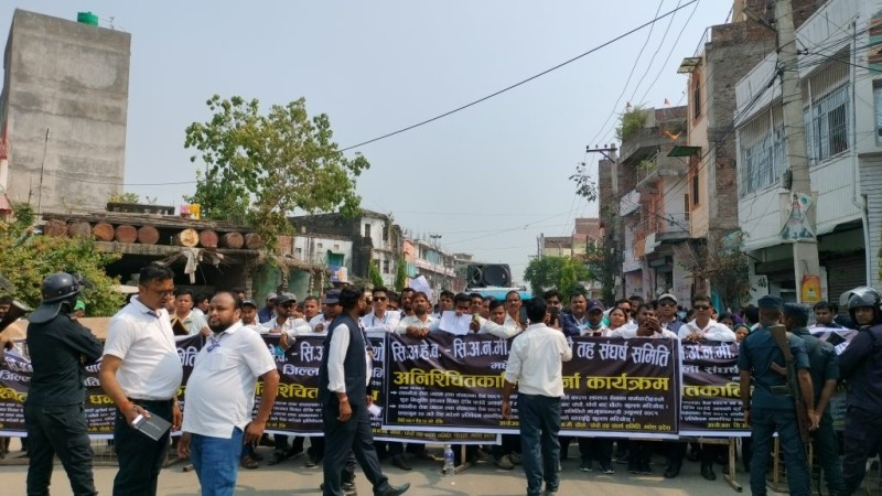 मधेश प्रदेशका स्वास्थ्यका कर्मचारीहरू धर्नामा