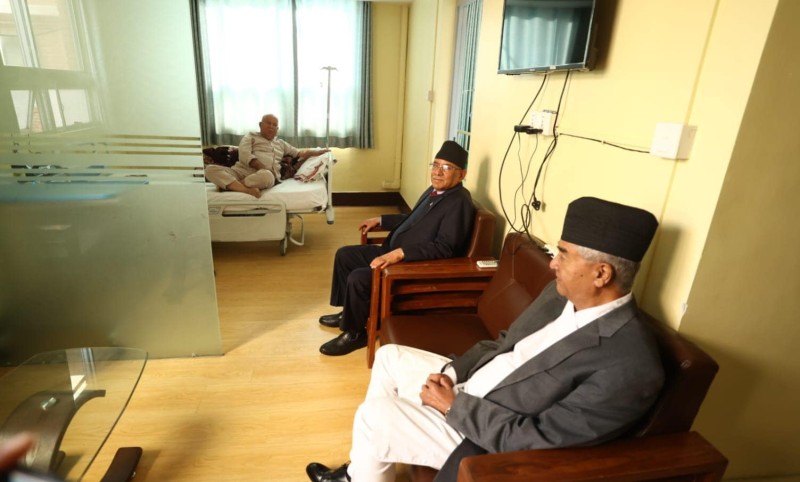 माधव नेपाल भेट्न अस्पताल पुगे देउवा र प्रचण्ड 