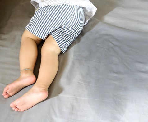 बच्चाहरूले पिसाब रोक्न नस्कि ओछ्यानमै गर्नु कारण र समाधान