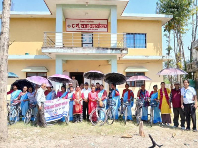 स्वास्थ्य स्वयम् सेविकाहरूलाई साइकल र छाता वितरण