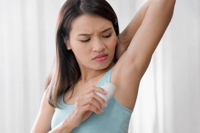 डियोडरन्टले पसिना रोक्नु सुरक्षित छ ? जान्नुहोस् ४ सम्भावित असर