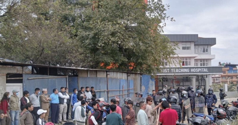 किष्ट अस्पतालमा तनाव : सुत्केरीको मृत्युपछि आफन्त आक्रोशित, तोडफोड र अश्रुग्यास