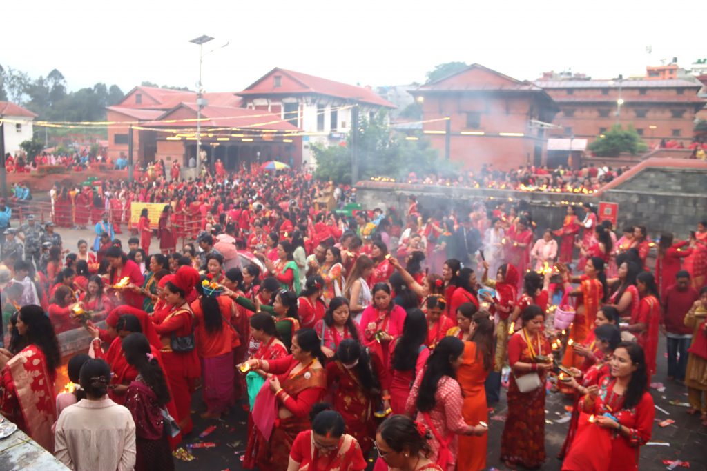 हरितालिका तीजका अवसरमा आज बिहानैदेखि पशुपतिनाथलगायत देशभरका शिवालयमा भक्तजनको घुइँचो