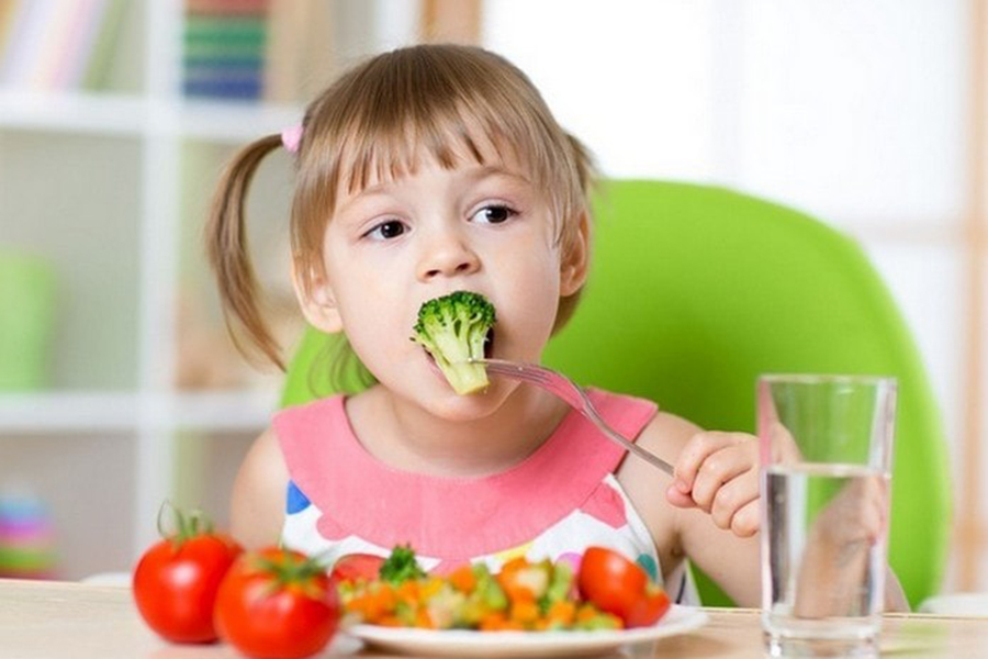 बच्चालाई सन्तुलित आहार दिने टिप्सहरु