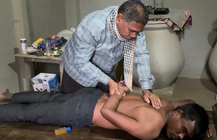 हातको सीपले निको पार्ने ‘रामदास डाक्टर’: चार दशकदेखि निःशुल्क सेवा