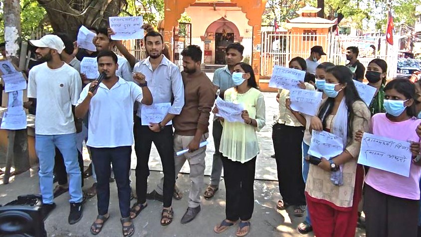 दरबन्दी विभेदको आरोपमा जनकपुरमा स्वास्थ्यकर्मी आन्दोलन, स्वास्थ्यमन्त्रीको राजीनामा माग