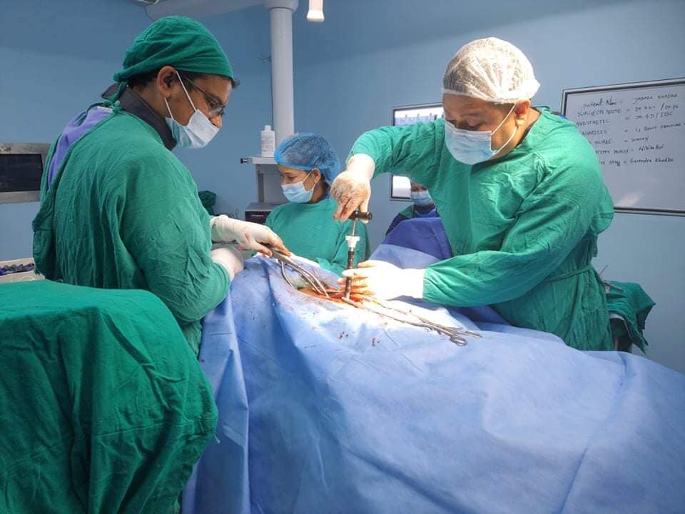 प्रदेश अस्पताल सुर्खेतमा मेरुदण्ड सम्बन्धी जटिल प्रकृतिको सफल शल्यक्रिया