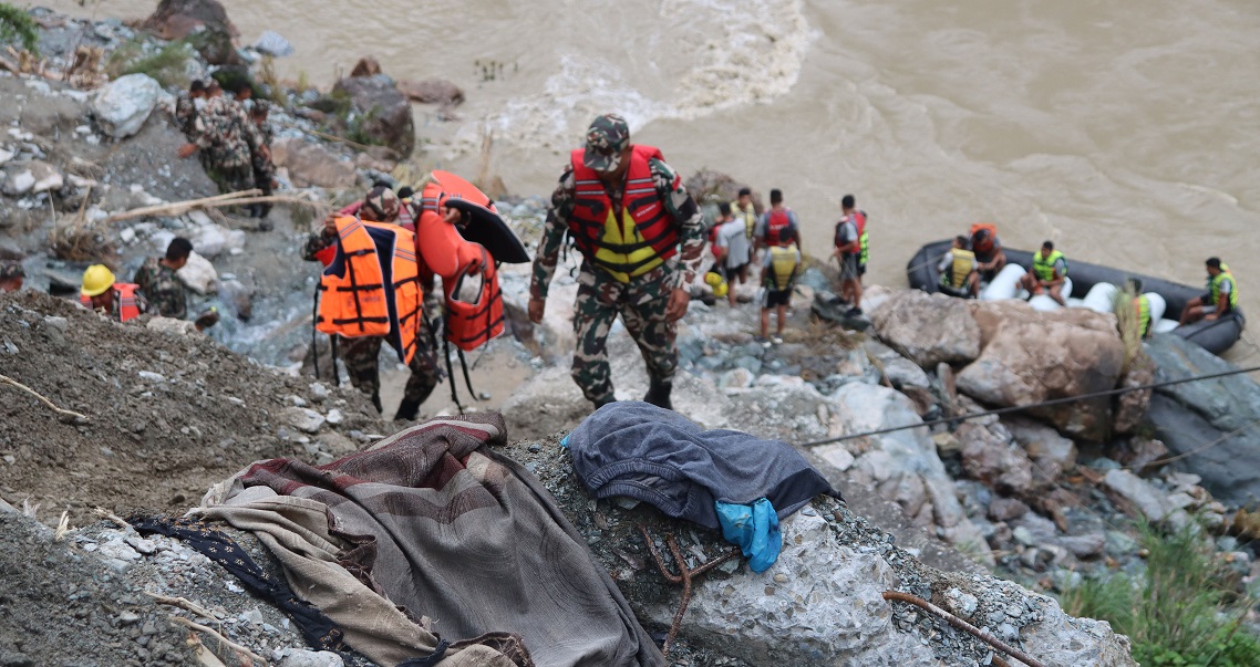 त्रिशूली नदीमा बेपत्ता भएका मध्ये १५ जनाको शव भेटियो, आठको सनाखत